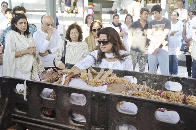 बॉलीवुड ने नम आंखों से दी जूही चावला के भाई को विदाई