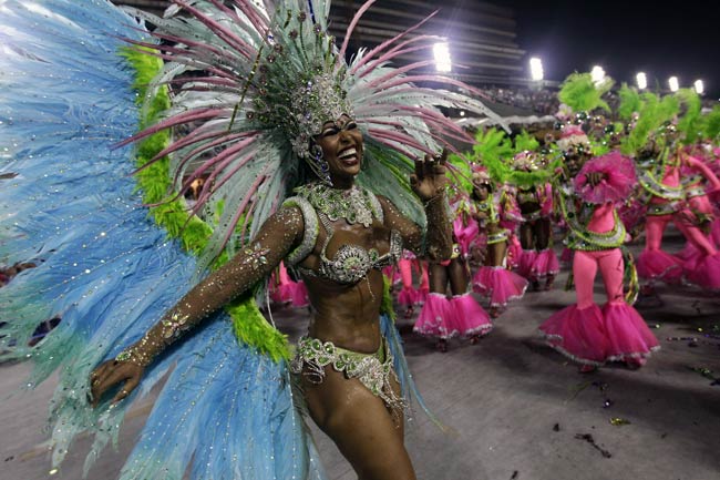ब्राजील कार्निवल 2014: रंगारंग समां और दिल धड़काती ह‍सीनाएं