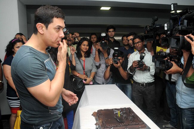 आमिर का 49वां जन्‍मदिन, चॉकलेट केक और शुभकामनाएं