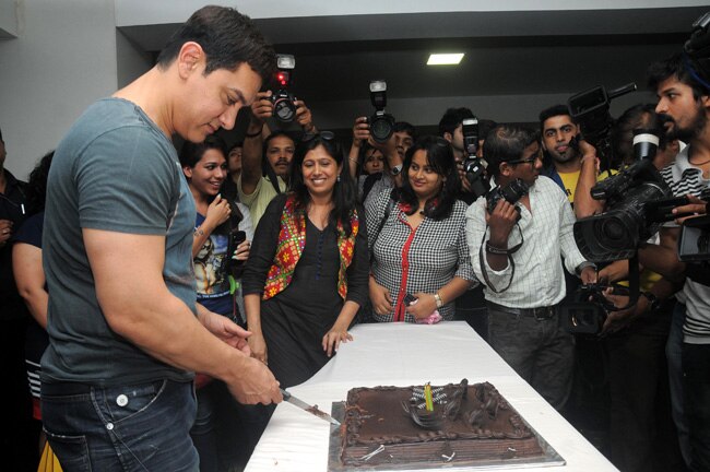 आमिर का 49वां जन्‍मदिन, चॉकलेट केक और शुभकामनाएं
