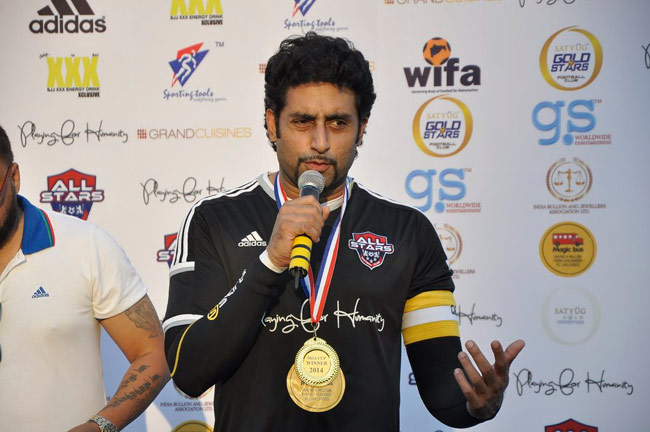 फुटबॉल खेलने पहुंची बॉलीवुड की युवा ब्रिगेड