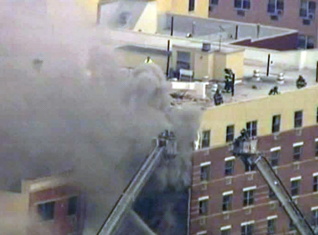 न्यूयॉर्क में धमाके के बाद बिल्डिंग धराशायी, 2 की मौत