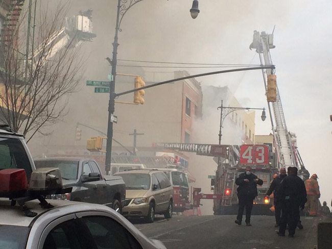 न्यूयॉर्क में धमाके के बाद बिल्डिंग धराशायी, 2 की मौत