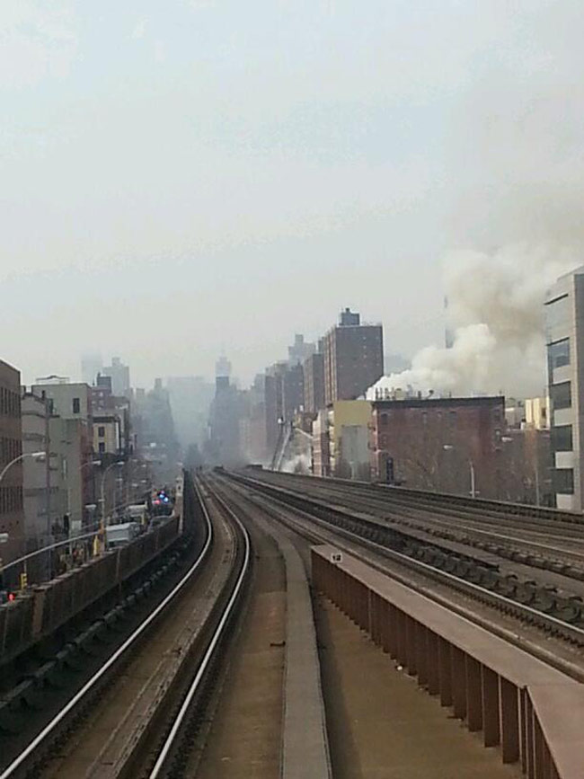 न्यूयॉर्क में धमाके के बाद बिल्डिंग धराशायी, 2 की मौत