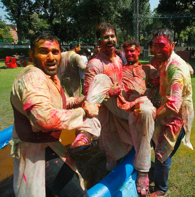 राजनीति के दिग्‍गजों ने ऐसे मनाई होली...