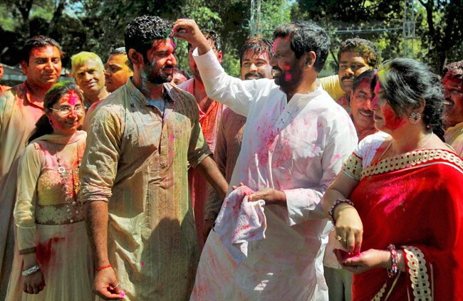 राजनीति के दिग्‍गजों ने ऐसे मनाई होली...