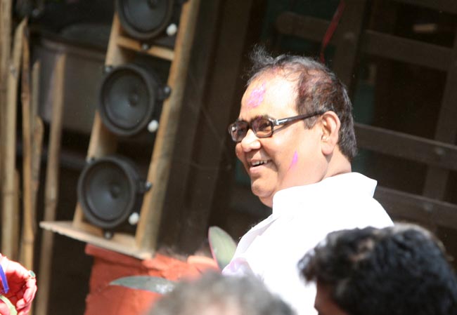 बॉलीवुड कलाकारों ने शबाना आजमी संग खूब खेली होली