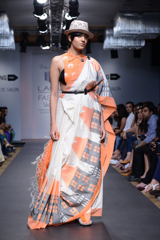 सनी लियोन और सोनल चौहान ने रैंप पर बिखेरा खूबसूरती का जादू