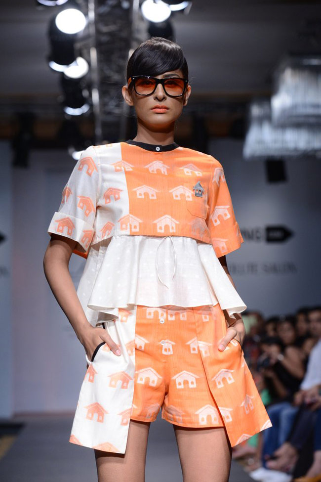 सनी लियोन और सोनल चौहान ने रैंप पर बिखेरा खूबसूरती का जादू