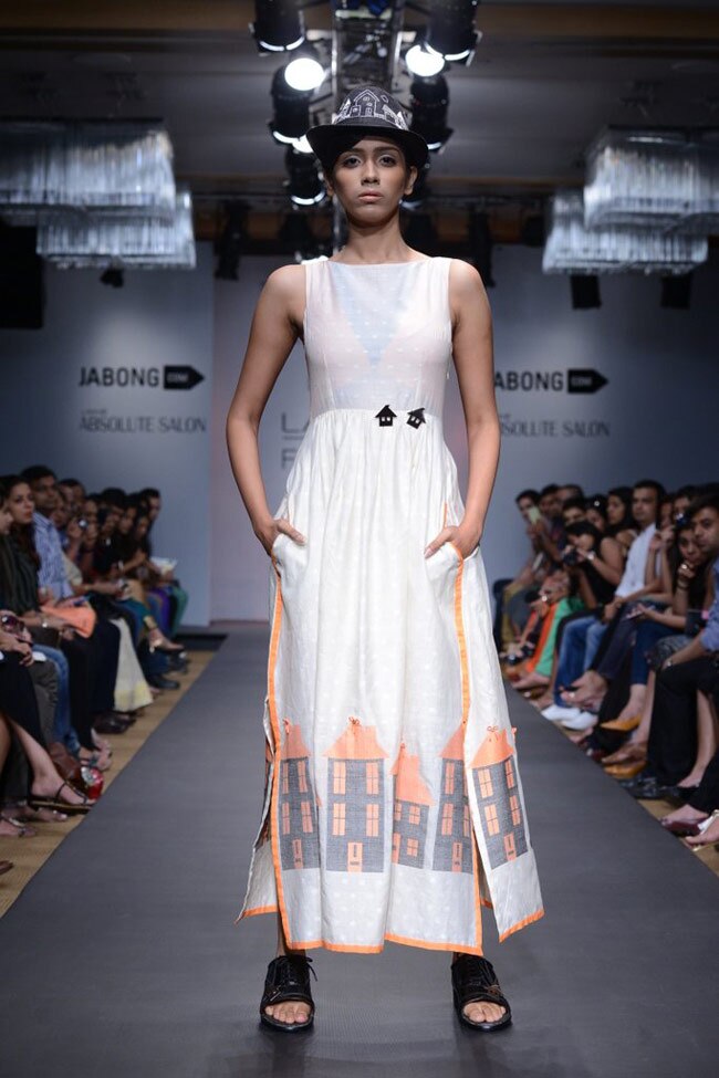 सनी लियोन और सोनल चौहान ने रैंप पर बिखेरा खूबसूरती का जादू