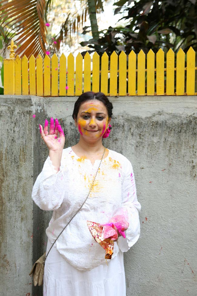 बॉलीवुड कलाकारों ने शबाना आजमी संग खूब खेली होली