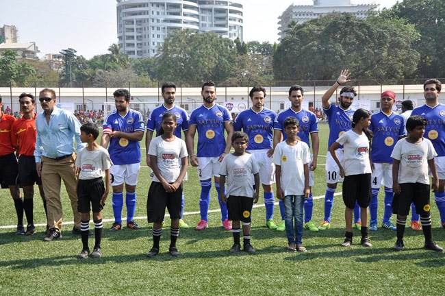 फुटबॉल खेलने पहुंची बॉलीवुड की युवा ब्रिगेड
