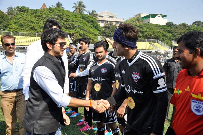 फुटबॉल खेलने पहुंची बॉलीवुड की युवा ब्रिगेड