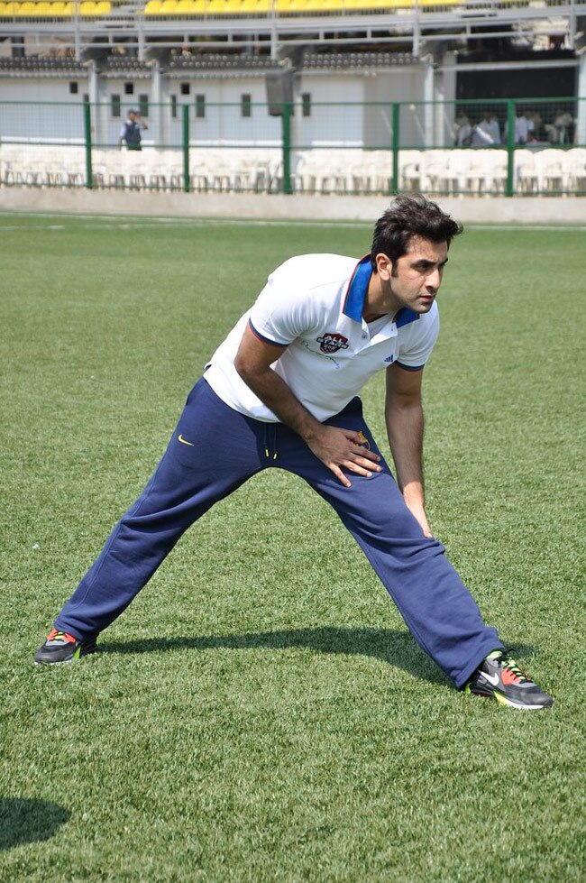 फुटबॉल खेलने पहुंची बॉलीवुड की युवा ब्रिगेड