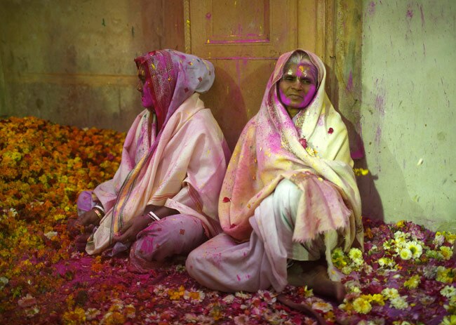 कुरीतियों के बंधन तोड़ विधवाओं ने खेली होली