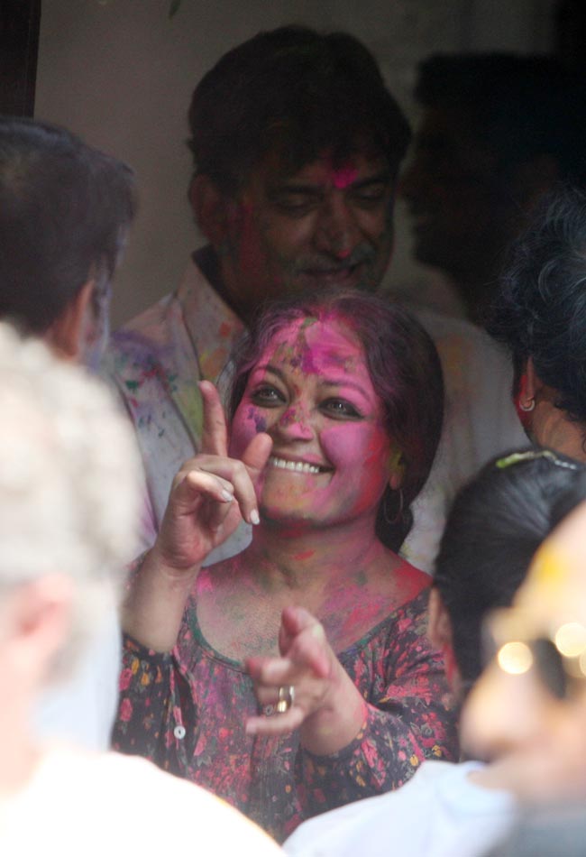 बॉलीवुड कलाकारों ने शबाना आजमी संग खूब खेली होली