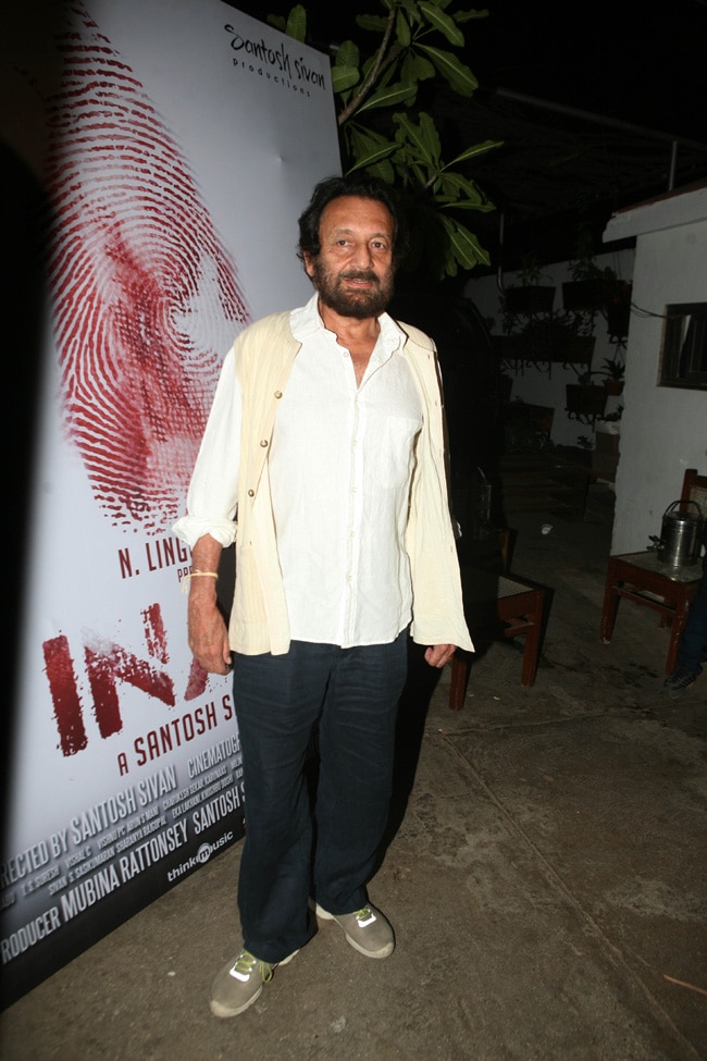 फिल्म 'इनाम' की स्क्रीनिंग पर पहुंचे सितारे