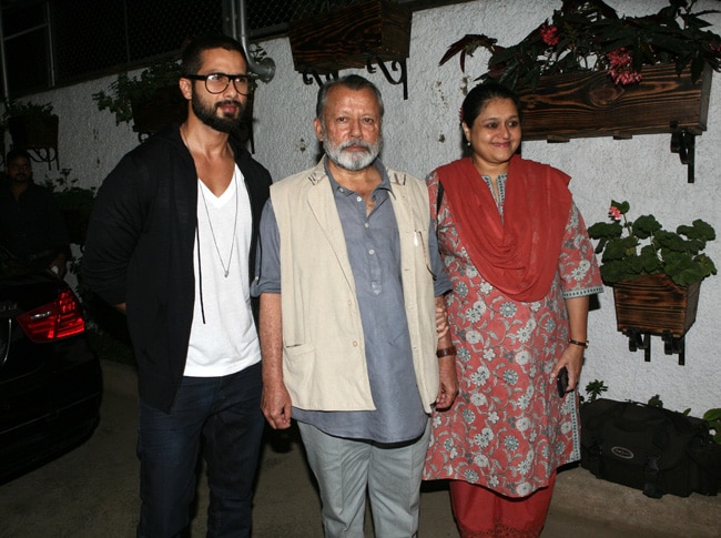 फिल्म 'इनाम' की स्क्रीनिंग पर पहुंचे सितारे