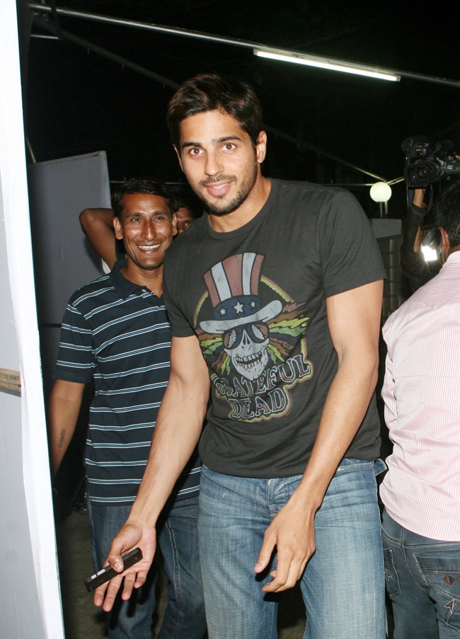 फिल्म 'इनाम' की स्क्रीनिंग पर पहुंचे सितारे