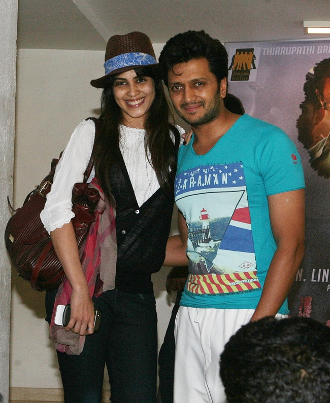 फिल्म 'इनाम' की स्क्रीनिंग पर पहुंचे सितारे