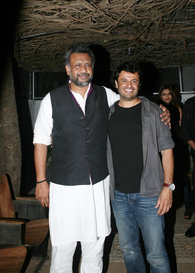 फिल्म 'इनाम' की स्क्रीनिंग पर पहुंचे सितारे