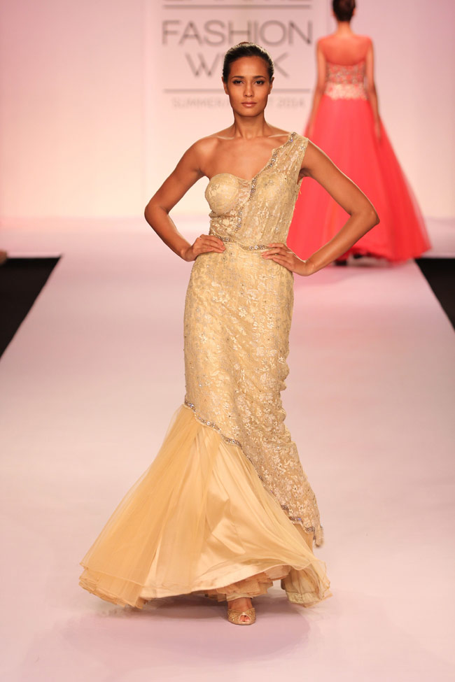 सनी लियोन और सोनल चौहान ने रैंप पर बिखेरा खूबसूरती का जादू