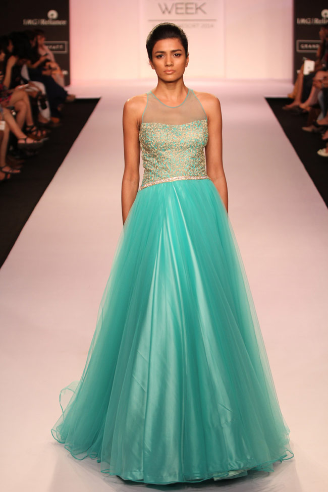 सनी लियोन और सोनल चौहान ने रैंप पर बिखेरा खूबसूरती का जादू