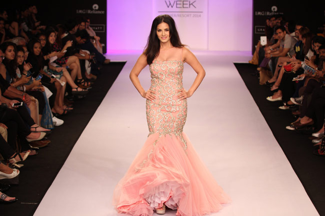 सनी लियोन और सोनल चौहान ने रैंप पर बिखेरा खूबसूरती का जादू