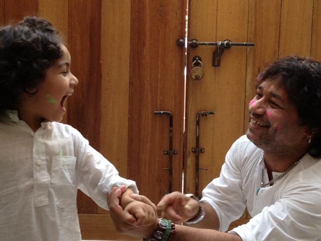 बॉलीवुड के सिंगर्स कैसे मनाते हैं होली