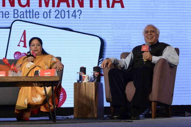 इंडिया टुडे कॉन्‍क्‍लेव 2014: इकोनॉमिक्स पर भिड़े वसुंधरा और सिब्बल