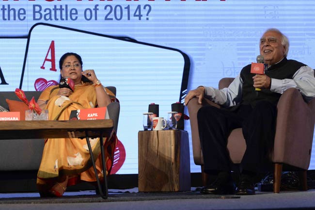 इंडिया टुडे कॉन्‍क्‍लेव 2014: इकोनॉमिक्स पर भिड़े वसुंधरा और सिब्बल