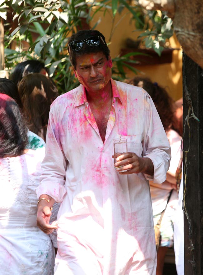 बॉलीवुड कलाकारों ने शबाना आजमी संग खूब खेली होली