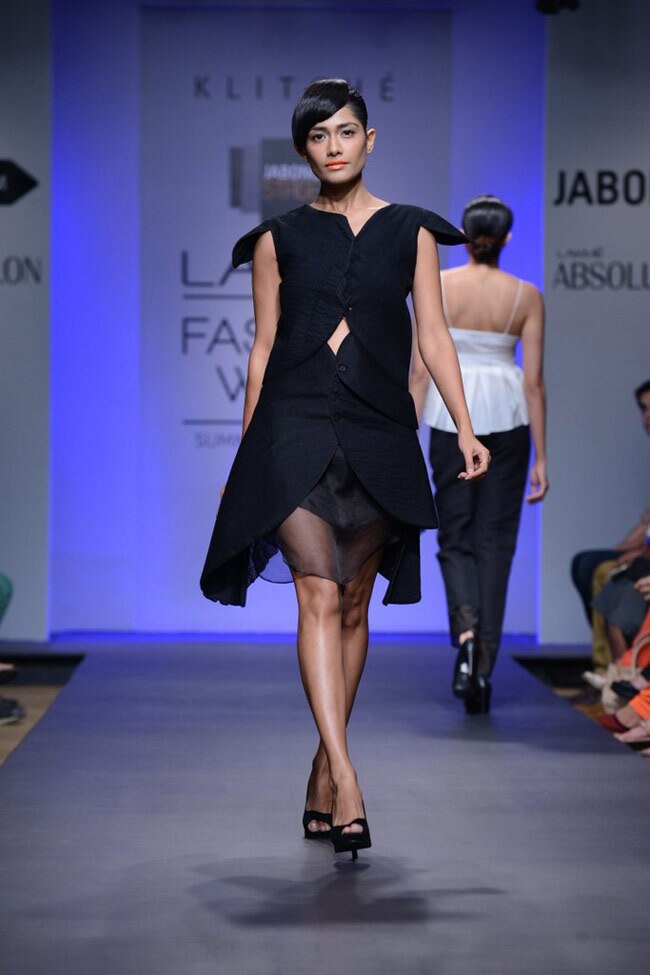 सनी लियोन और सोनल चौहान ने रैंप पर बिखेरा खूबसूरती का जादू