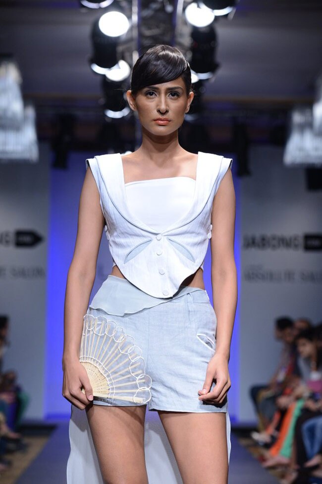 सनी लियोन और सोनल चौहान ने रैंप पर बिखेरा खूबसूरती का जादू