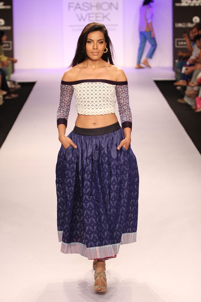 सनी लियोन और सोनल चौहान ने रैंप पर बिखेरा खूबसूरती का जादू