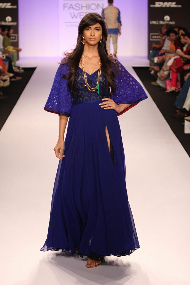 सनी लियोन और सोनल चौहान ने रैंप पर बिखेरा खूबसूरती का जादू