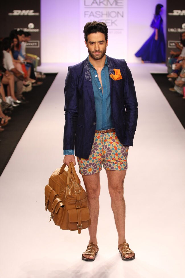 सनी लियोन और सोनल चौहान ने रैंप पर बिखेरा खूबसूरती का जादू