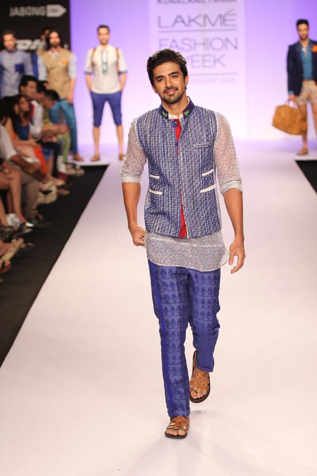 सनी लियोन और सोनल चौहान ने रैंप पर बिखेरा खूबसूरती का जादू