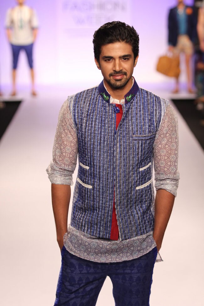 सनी लियोन और सोनल चौहान ने रैंप पर बिखेरा खूबसूरती का जादू