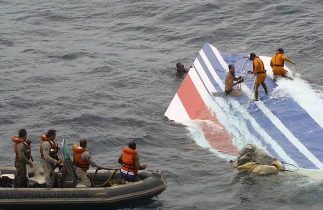 मलेशिया एयरलाइंस के विमान को क्‍या समुद्र निगल गया?