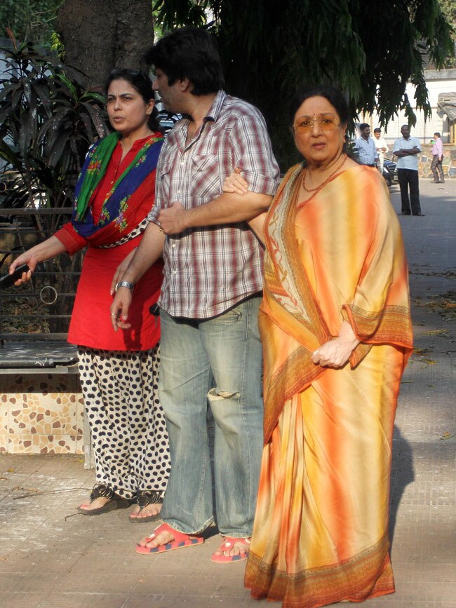 अभिनेत्री नंदा की अंतिम यात्रा में उमड़ा बॉलीवुड