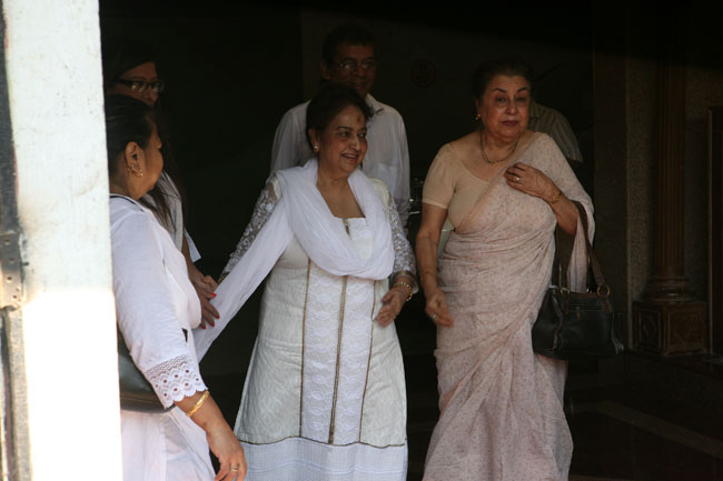 अभिनेत्री नंदा की अंतिम यात्रा में उमड़ा बॉलीवुड