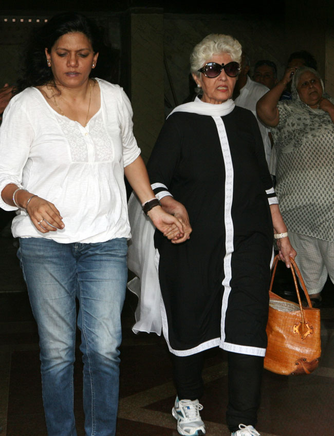 अभिनेत्री नंदा की अंतिम यात्रा में उमड़ा बॉलीवुड