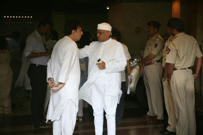 अभिनेत्री नंदा की अंतिम यात्रा में उमड़ा बॉलीवुड