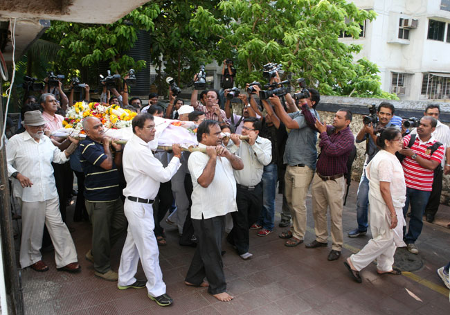 अभिनेत्री नंदा की अंतिम यात्रा में उमड़ा बॉलीवुड