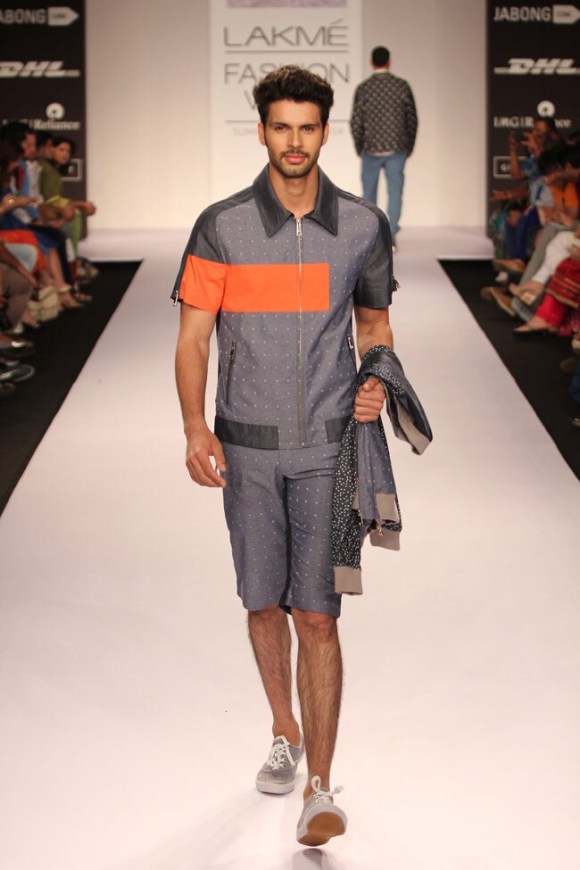 सनी लियोन और सोनल चौहान ने रैंप पर बिखेरा खूबसूरती का जादू