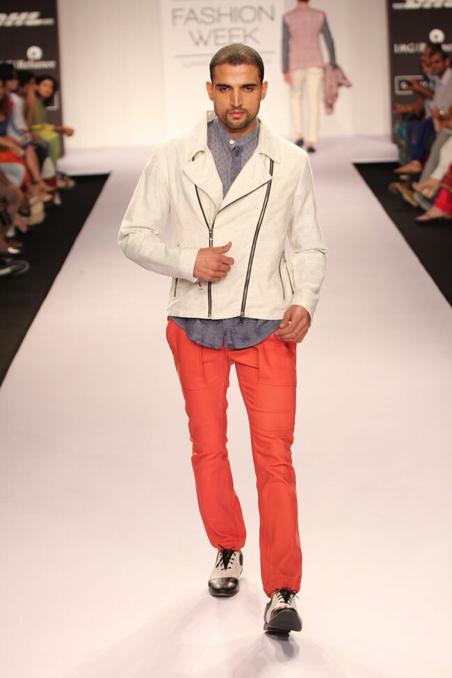 सनी लियोन और सोनल चौहान ने रैंप पर बिखेरा खूबसूरती का जादू