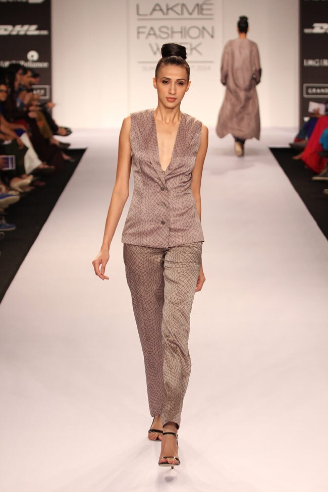 सनी लियोन और सोनल चौहान ने रैंप पर बिखेरा खूबसूरती का जादू