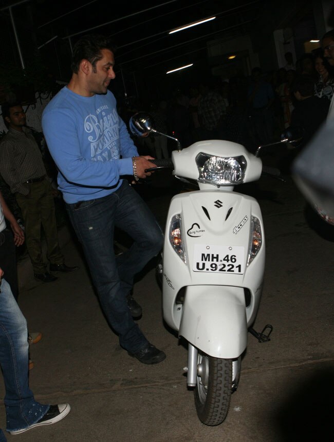 देखिए 'ओ तेरी' की स्‍क्रीनिंग में सलमान खान की नई सवारी