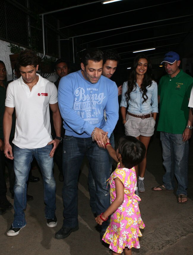 देखिए 'ओ तेरी' की स्‍क्रीनिंग में सलमान खान की नई सवारी